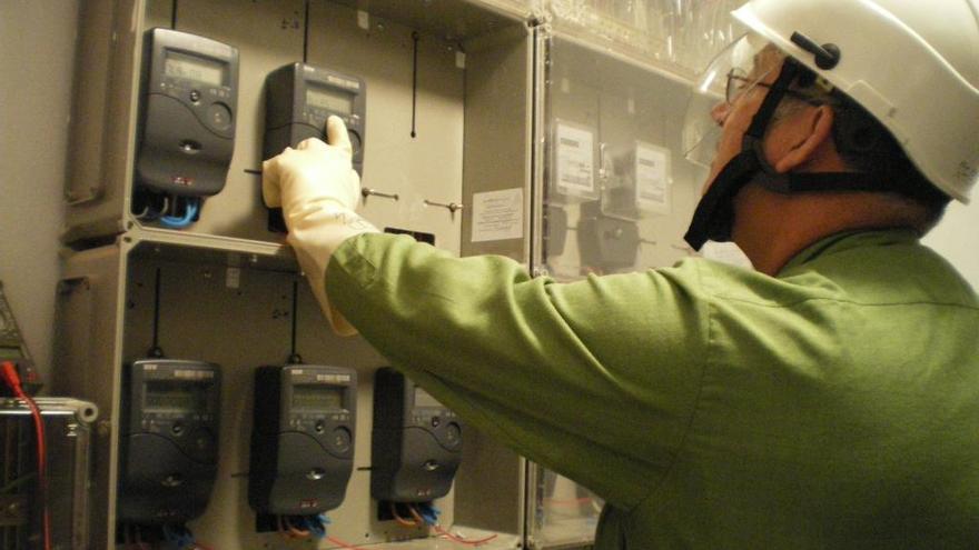 Un técnico revisando el contador eléctrico de un edificio municipal de Elda.