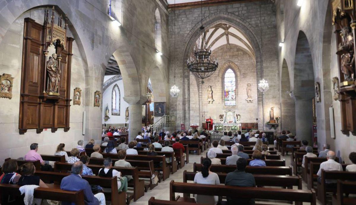 Los feligreses en la Iglesia de San Nicolás de Bari durante la misa.
