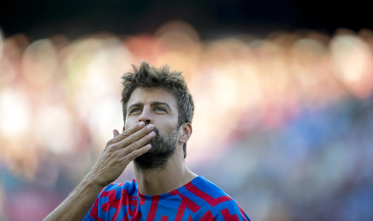 Barcelona. 28.08.2022. Deportes. Piqué lanza un beso a uno de los palcos tras el calentamiento con los suplentes durante el partido de liga entre el Barça (FC Barcelona) y el Valladolid. Fotografía de Jordi Cotrina