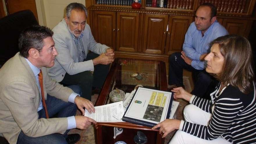 Cachafeiro, Villaverde, Touris y Rial, durante su visita ayer a Forcarei.