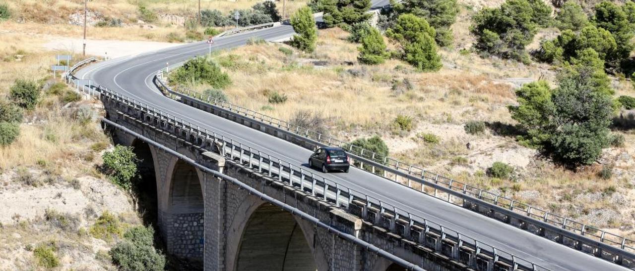 Un vehículo circula por el puente que se derribará para construir un nuevo viaducto más amplio en Orxeta.