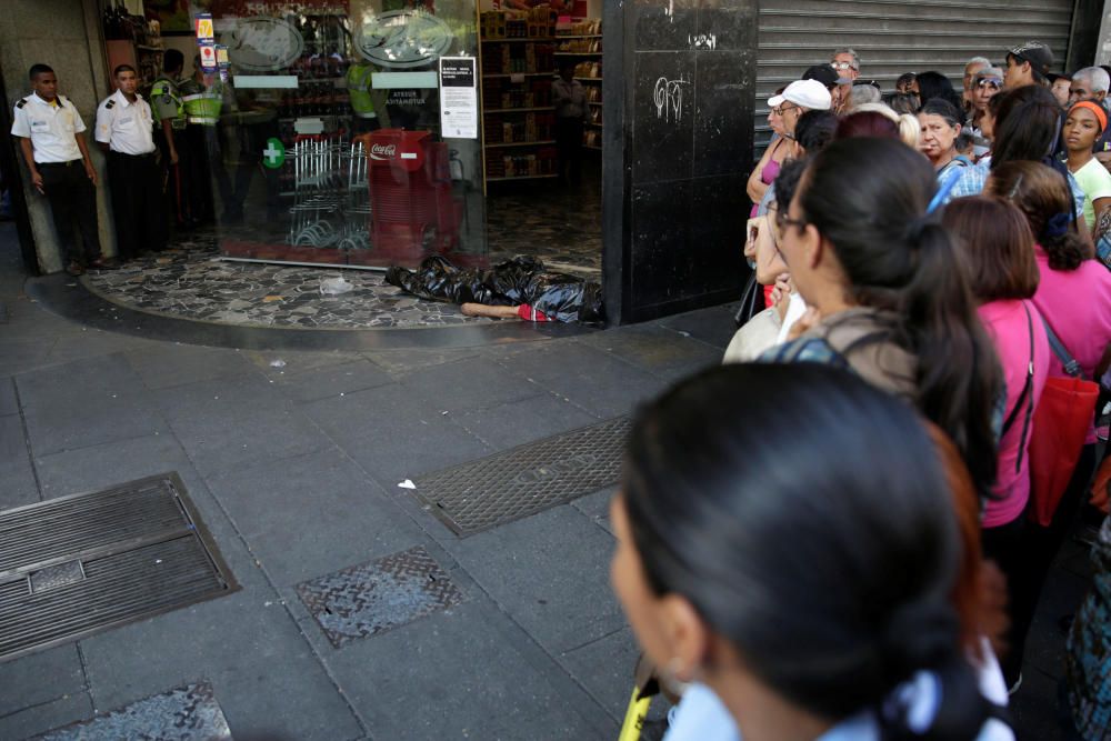 Centenares de personas han salido a las calles para protestar contra las últimas maniobras del régimen de Maduro.