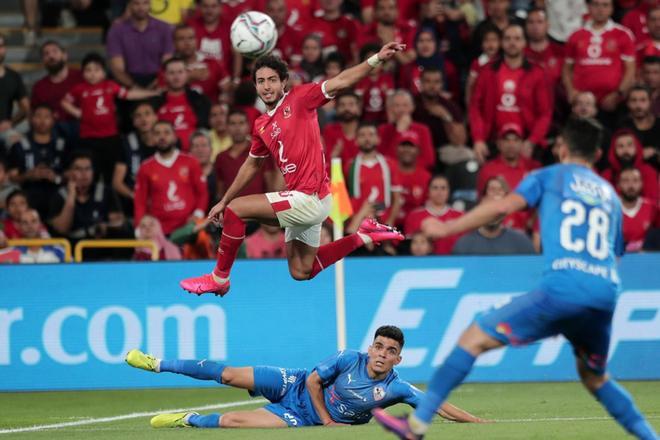 El defensa del Ahly Mohamed Hani (top) busca el balón duranre el partido de la final de la SuperCopa de Egipto  entre Ahly SC y  el Zamalek SC en el estadio Mohammed Bin Zayed en Abu Dhabi.