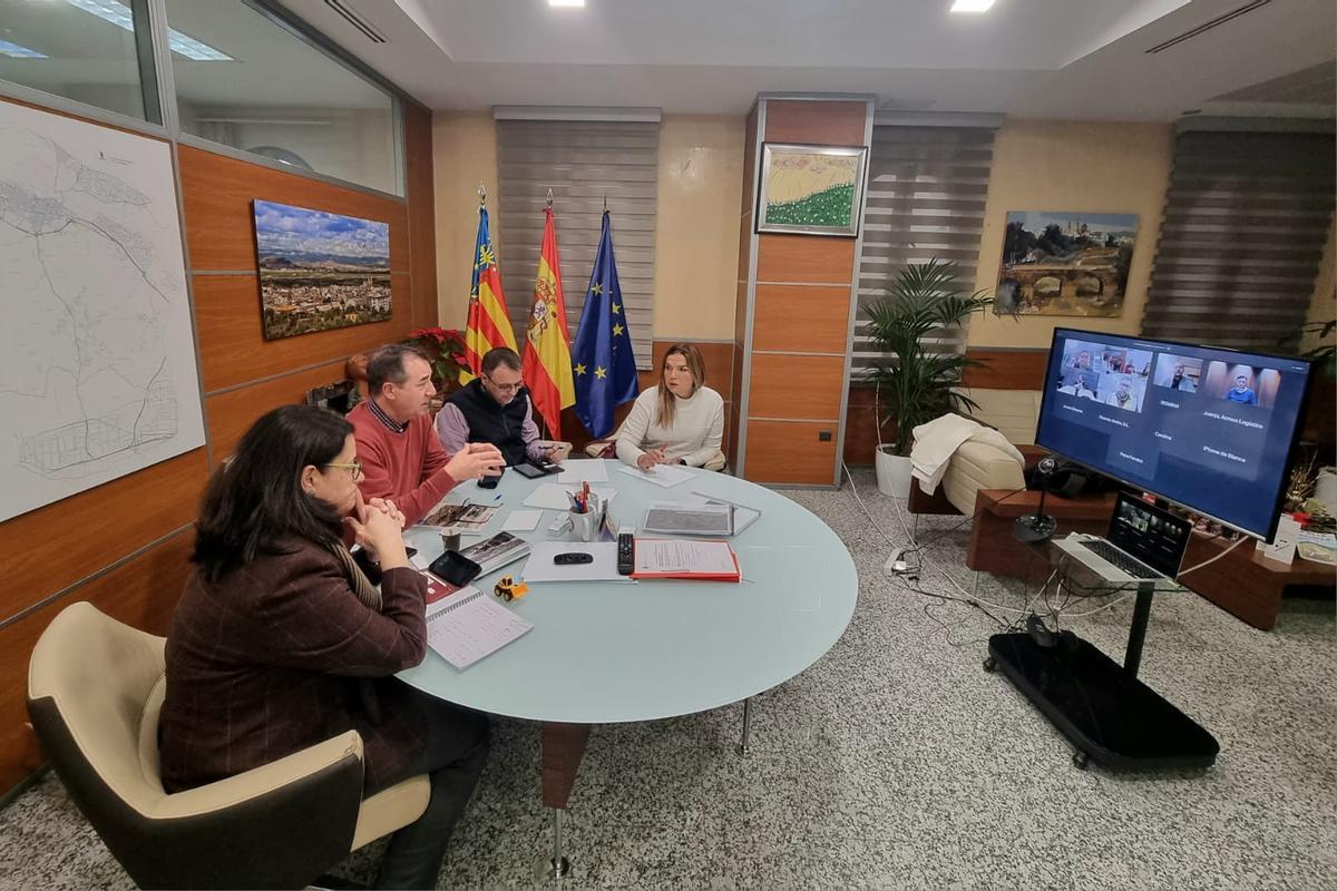 Reunión de Teresa Pozuelo, Robert Raga y José Ángel Hernández con el sector industrial de Riba-roja de Túria.