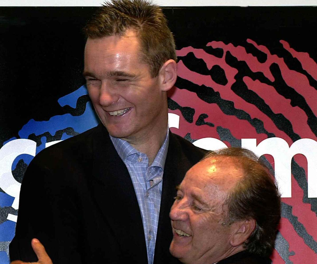 Iñaki Urdagnarin, con el difunto Josep Lluís Núñez