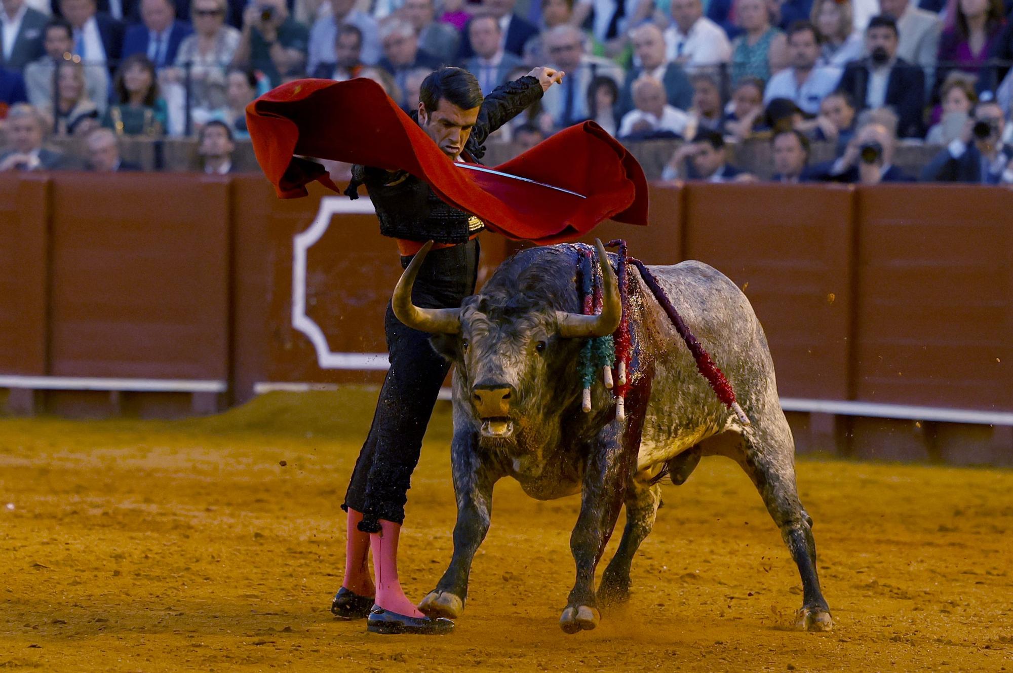 SEVILLA, 18/04/2024.- El diestro Emilio de Justo faena al sexto toro de la tarde durante el festejo de la Feria de Abril celebrado este jueves en La Real Maestranza de Sevilla, con toros de La Quinta. EFE/Julio Muñoz