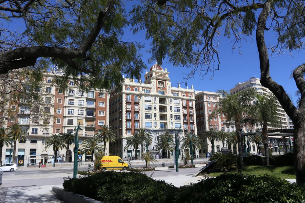 Tras varios días marcados por la lluvia, el sol vuelve a brillar en Málaga este viernes que, aún siendo Viernes de Dolores, sigue siendo un viernes en cuarentena. Pocas o ninguna persona por las siempre concurridas calle Larios, plaza de la Constitución o la renovada Alameda Principal. Tampoco nadie en la plaza de la Marina, cuando son ya prácticamente tres las semanas que llevamos de confinamiento obligatorio tras decretarse el estado de alarma por la pandemia de coronavirus.