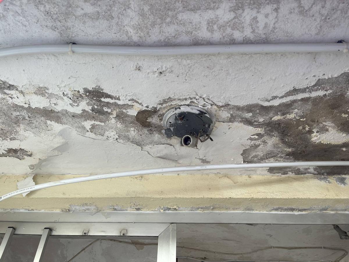 FOTOGALERÍA | Vecinos del antiguo edificio de la Guardia Civil en Suerte de Saavedra muestran el estado del inmueble