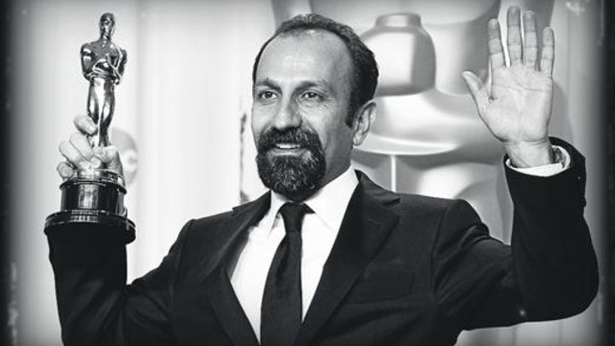 El director iraní Asghar Farhadi, con la estatuilla del Oscar a la mejor película de habla no inglesa.