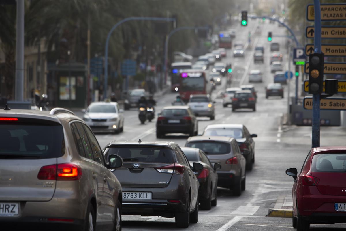 Tráfico en la avenida Alfonso el Sabio, donde empezará el anillo más restrictivo, en una imagen de archivo