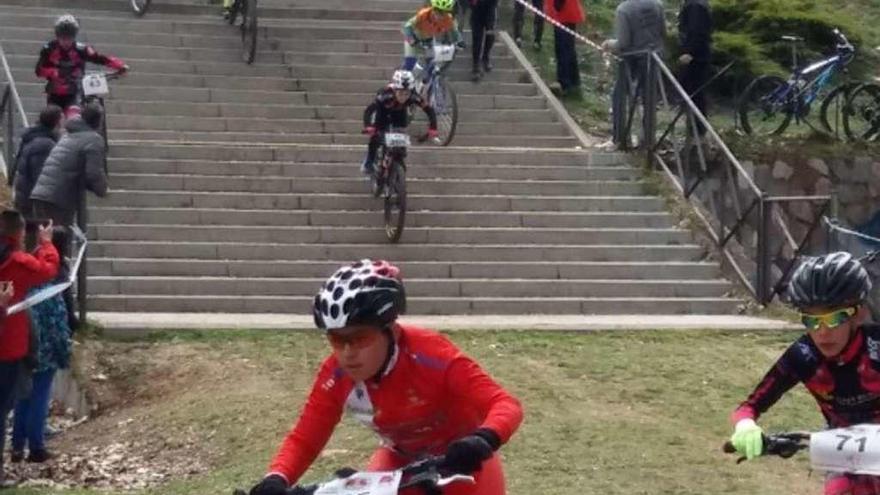 Los participantes superan el tramo de escaleras en la Copa de Salamanca.