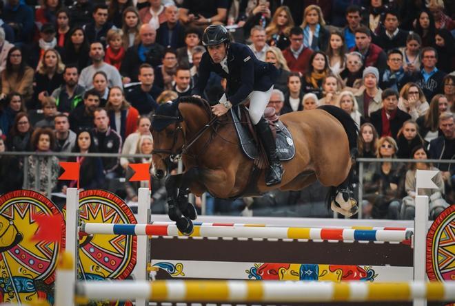 Mark Macauley de Irlanda monta su caballo Vilvadi du Theil mientras compiten en el Concurso de Salto Internacional Grand Prix Hermes en el Grand Palais de París.