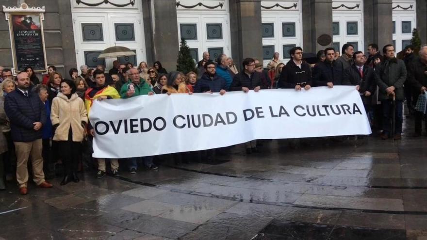 Concentración a favor de los premios líricos de Oviedo