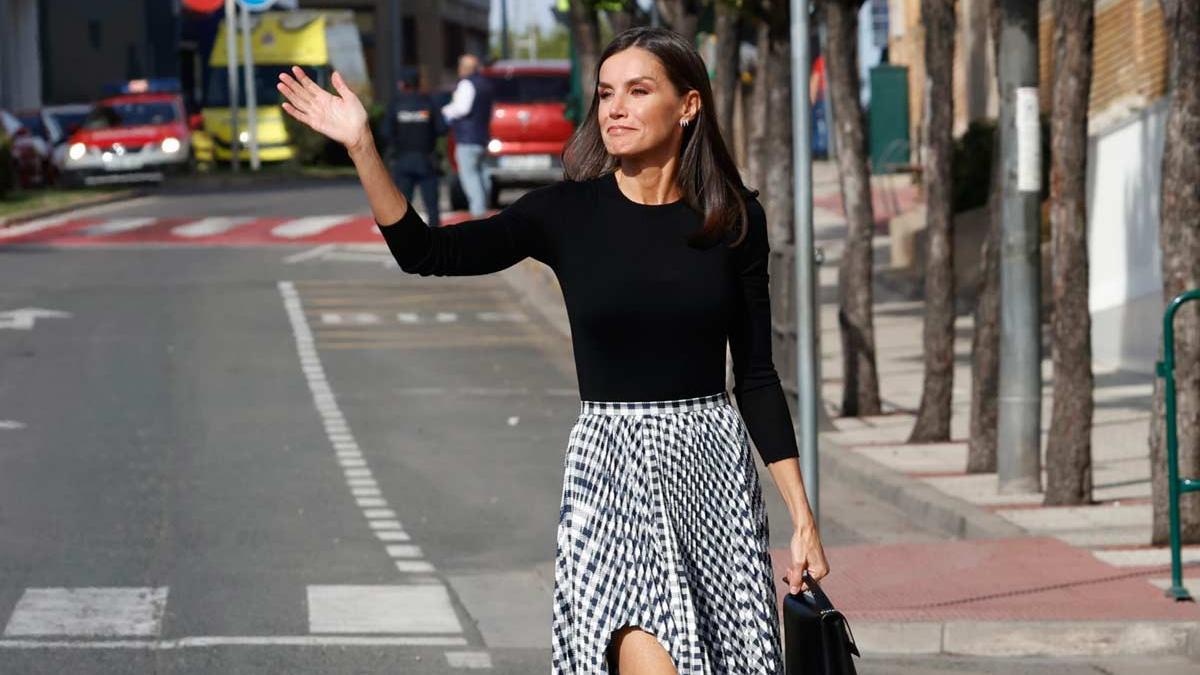 La reina Letizia estrena una falda con abertura 'cut out' en el 'Festival de Cine Ópera Prima’ de Tudela