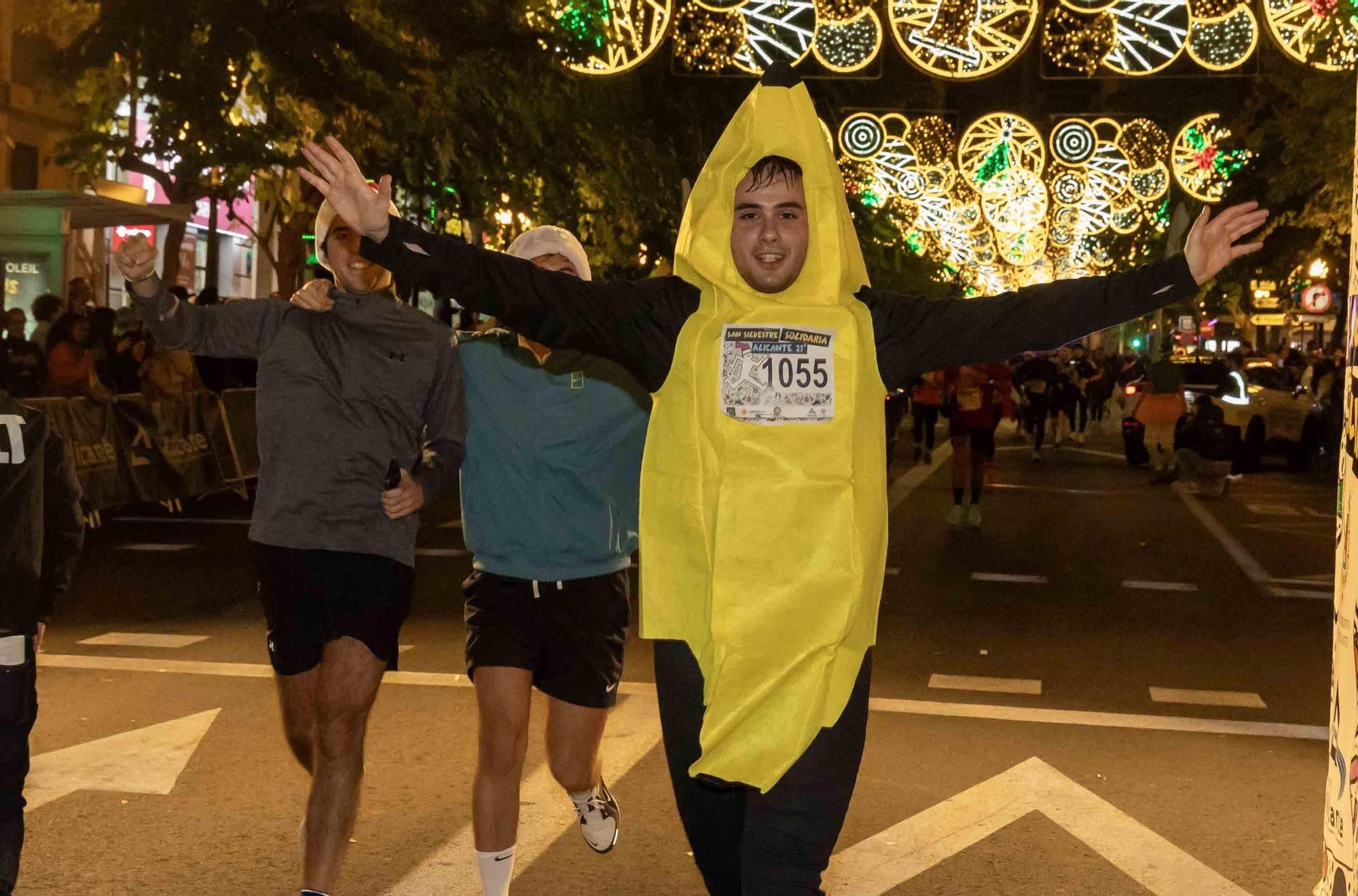 La San Silvestre de Alicante llena de colorido la ciudad