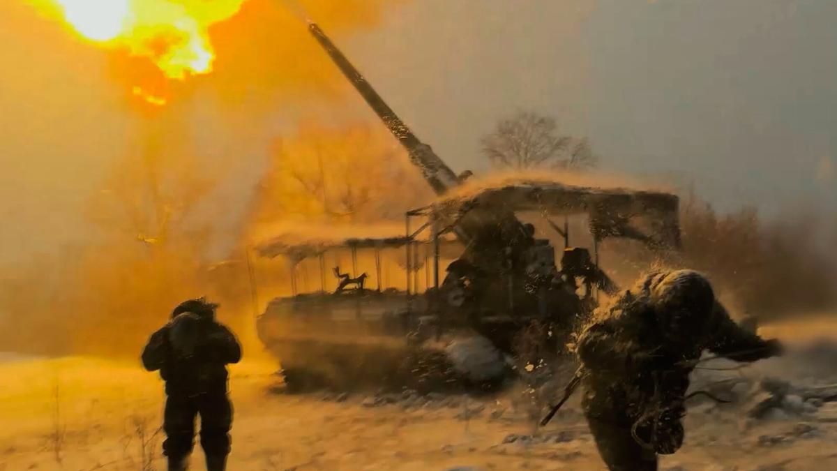 Soldados rusos disparan un cañón autopropulsado Pion de 203 mm hacia posiciones ucranianas.