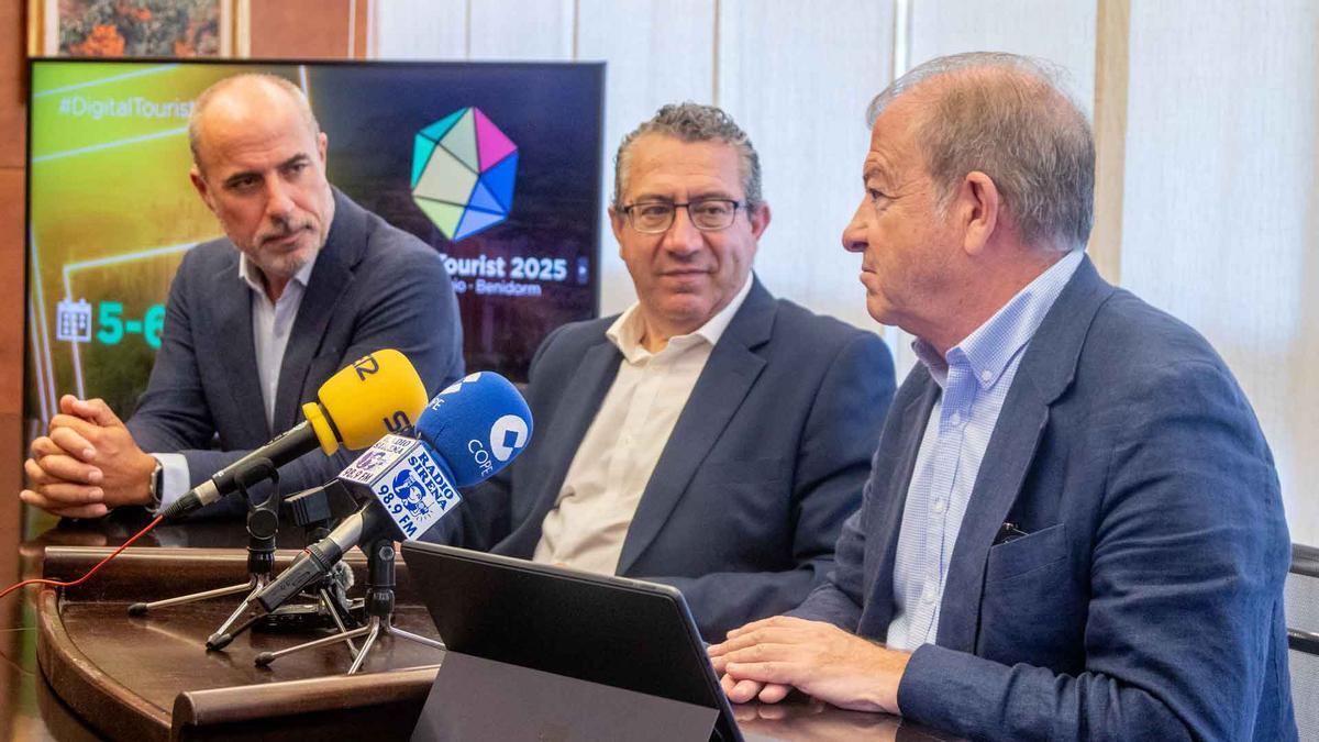 John Mora, el alcalde Toni Pérez y Adolfo Borrero en la presentación del congreso en Benidorm.