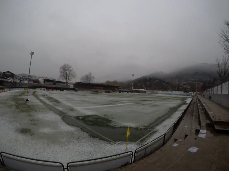 El camp de l'Olot es desperta emblanquinat per la neu