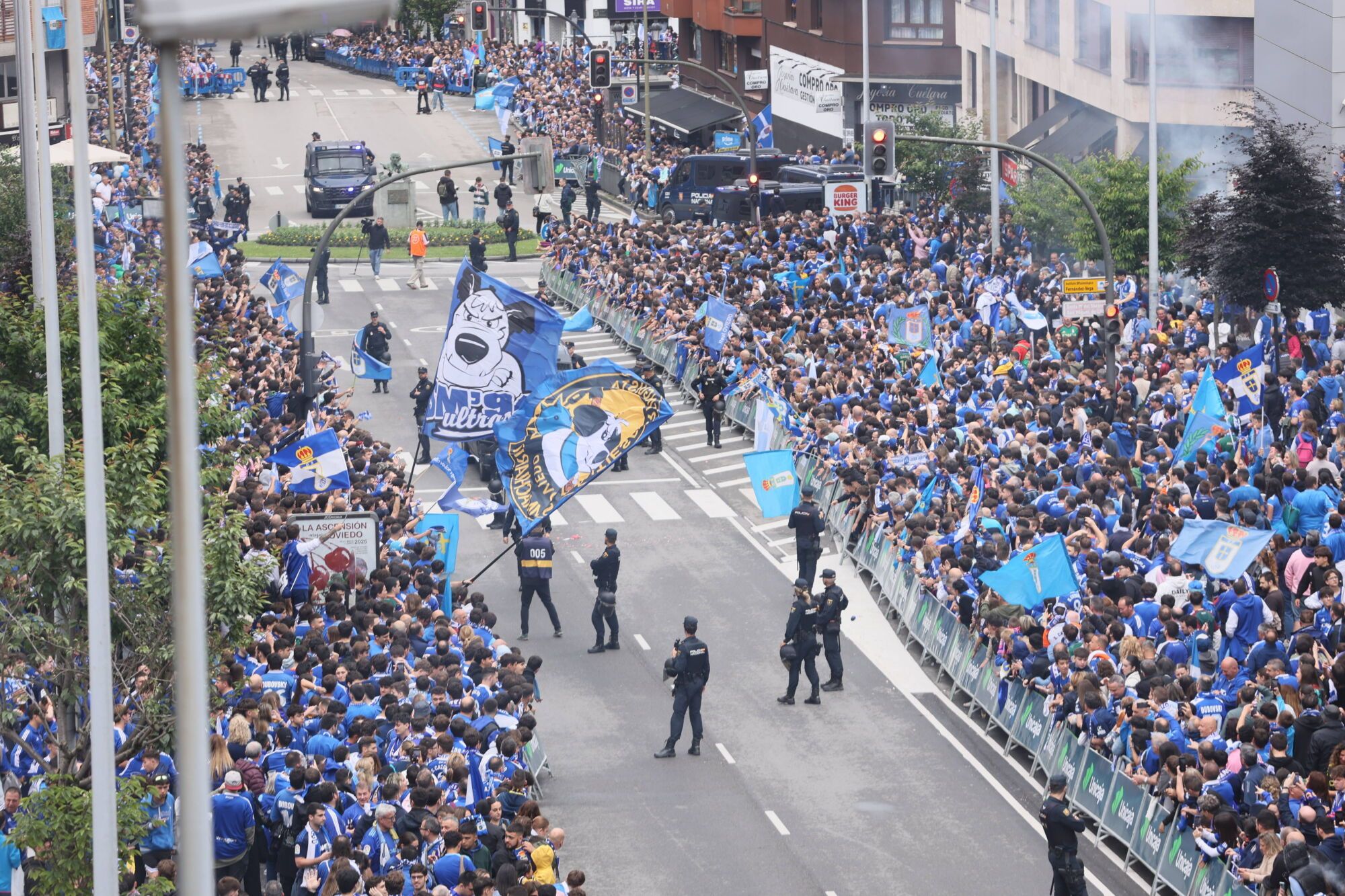 Así fue el recibimiento de la afición al Real Oviedo y toda la previa del último partido de la temporada