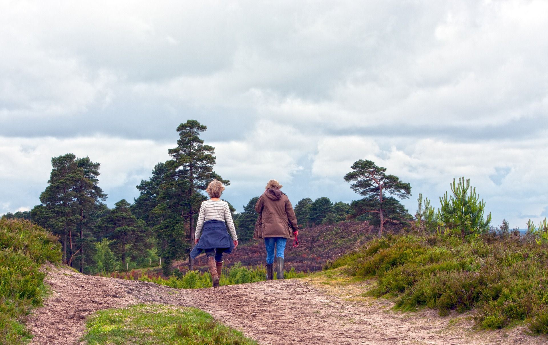 Dos mujeres caminan por el campo.