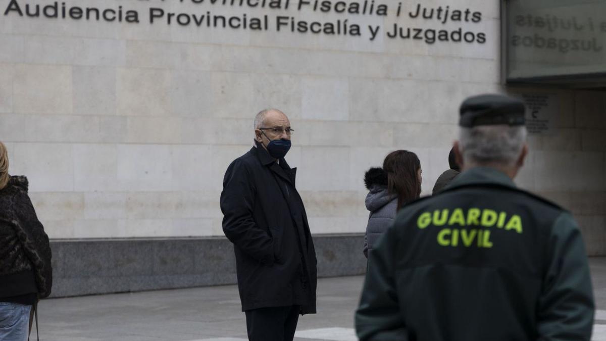 Blasco llegó solo a la Ciudad de la Justicia, media hora antes que su mujer, también juzgada ayer.  | GERMÁN CABALLERO