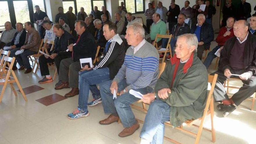 La asamblea de comuneros celebrada el domingo en Cea. // Noé Parga