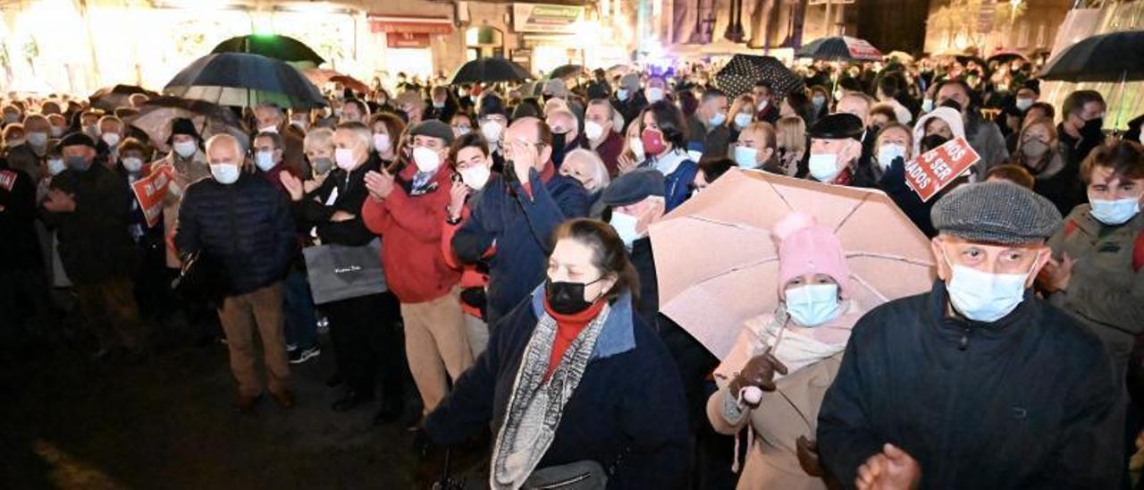 Vecinos de Pontevedra en la concentración celebrada ayer en la plaza de España. |   // RAFA VÁZQUEZ