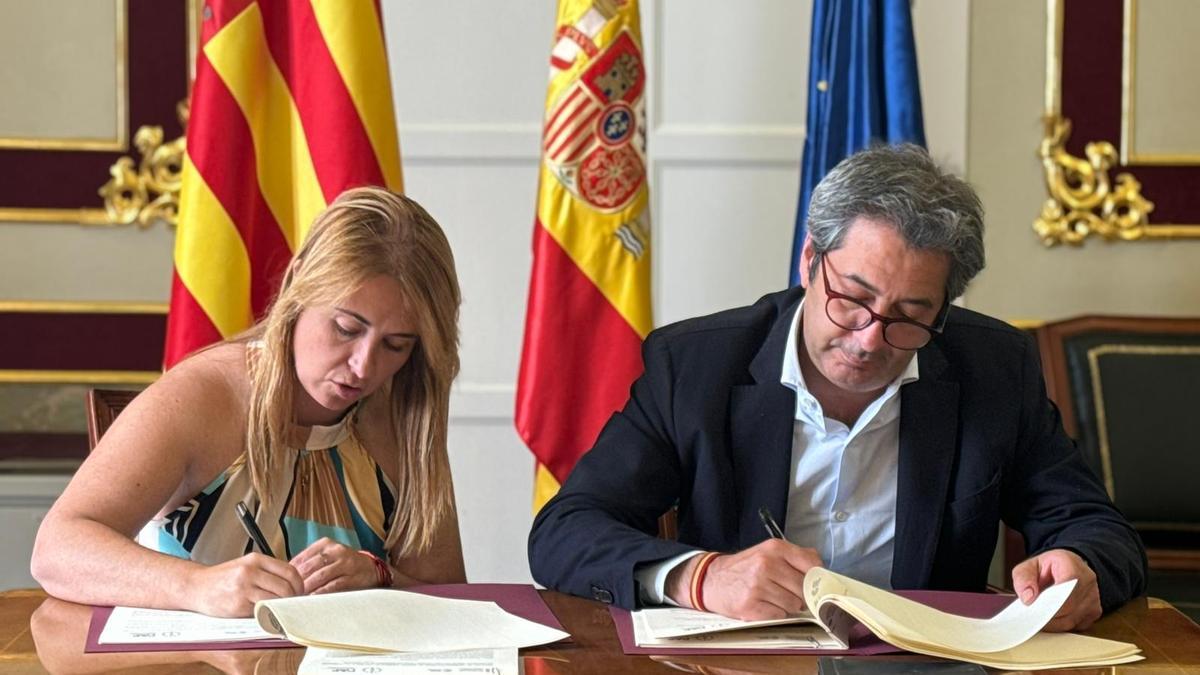 La presidenta FVMP, Rocío Cortés, y el conseller de Cultura, Vicente Barrera,  durante la firma.