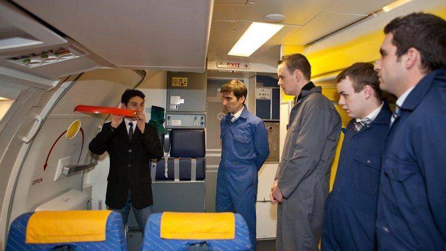 Futuros tripulantes de cabina de Ryanair recibiendo formación.
