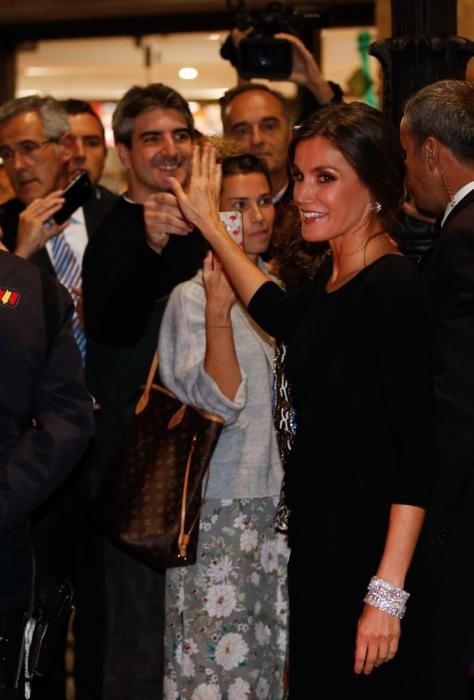 Salida de los Reyes, saludando a la gente, del concierto de los Premios Princesa