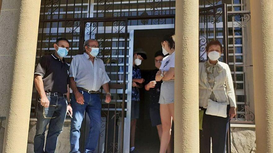 Vecinos de Terroso, ayer a las puertas del Ayuntamiento de Cobreros.