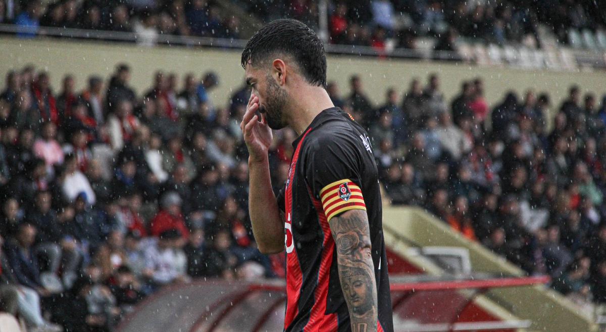 El capitán del Reus FC Reddis bajo la lluvia