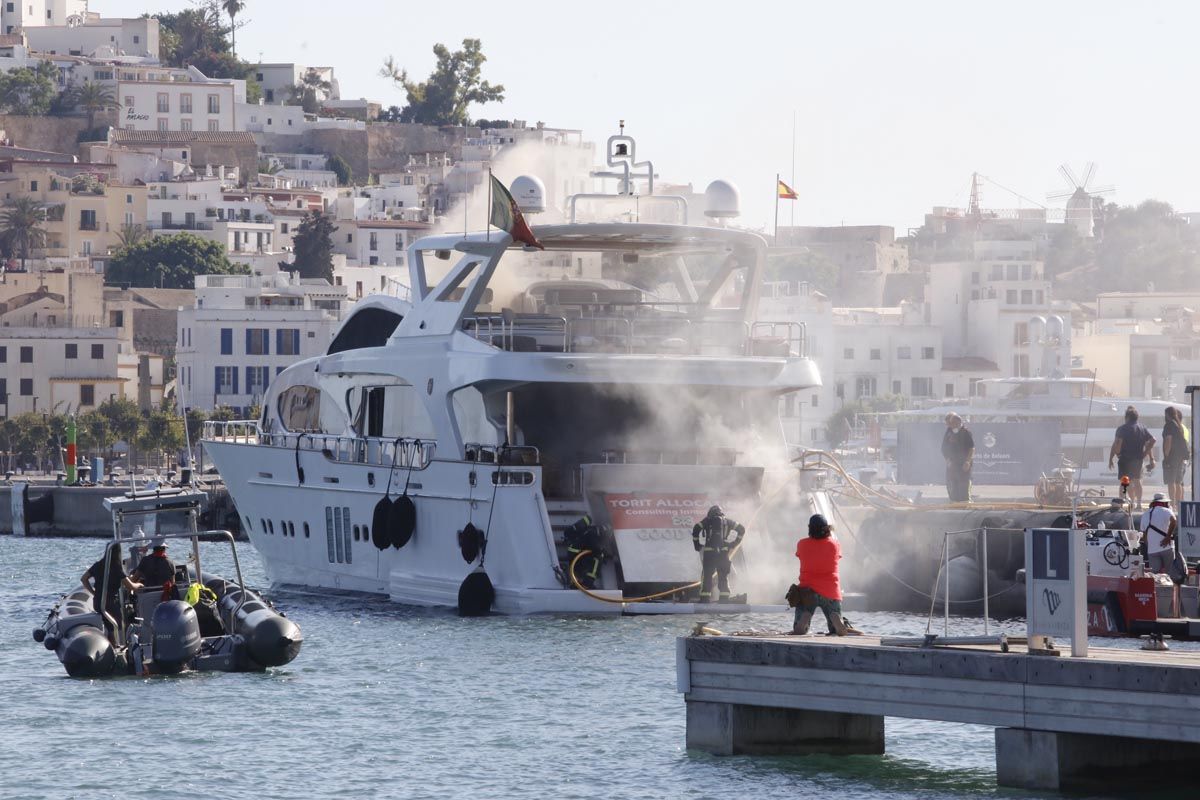 Incendio de un yate en Ibiza