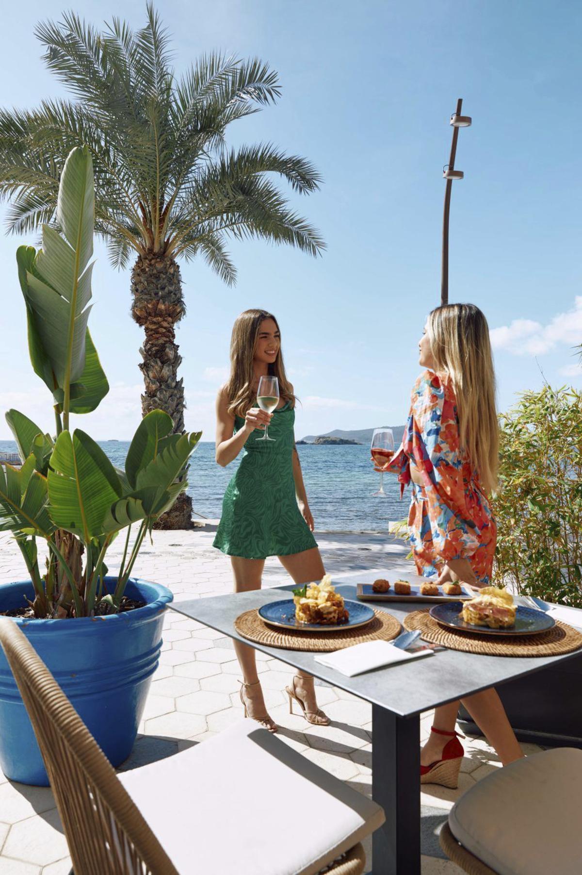 Blavós está situado al final del paseo de ses Figueretes, frente al Mediterráneo. | RESTAURANTE BLAVÓS