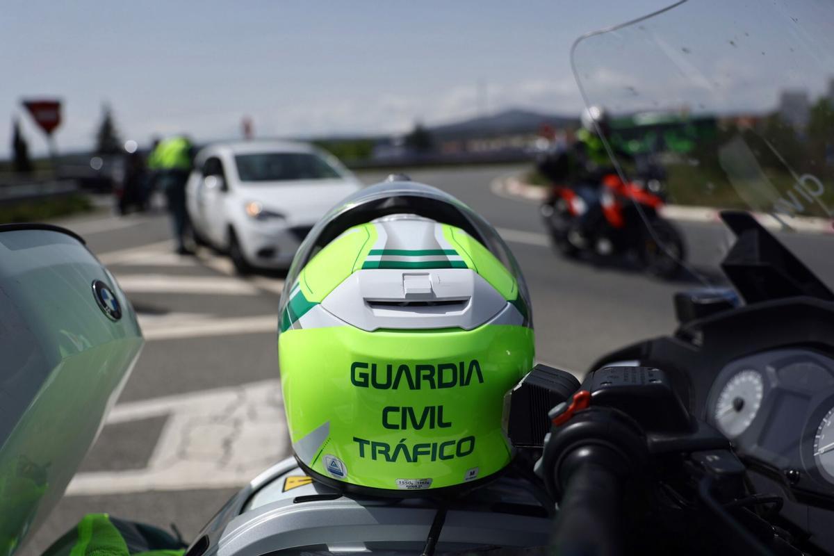 29/04/2022 El casco de la Guardia Civil en un control de tráfico