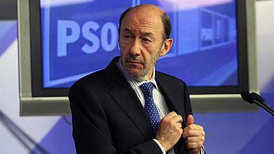 Rubalcaba urge a Rajoy a elegir entre Hollande y Merkel