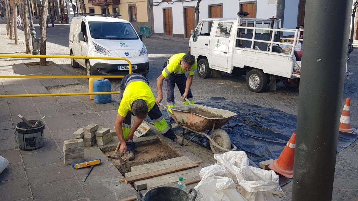 Adoquines de piedra para los alcorques