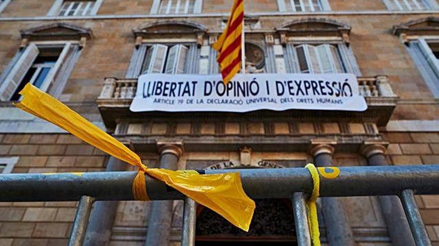 La nova pancarta que penja de la façana de la Generalitat a Barcelona.