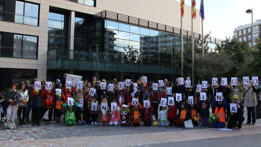 Globos negros y vídeo reivindicativo por la ausencia de avances del Regina Violant