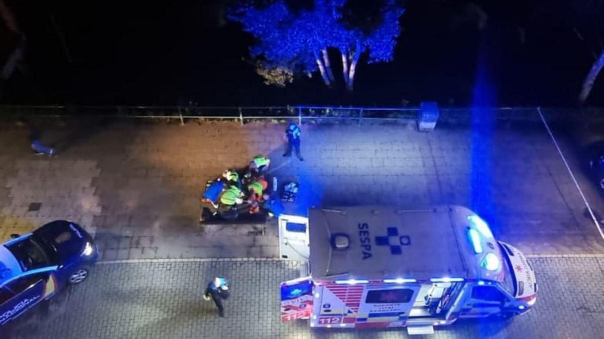 Los servicios de emergencia atendiendo a Karilenia. | LNE