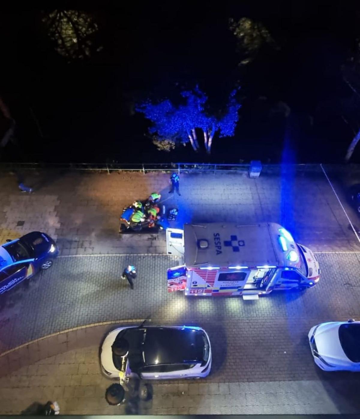 Los servicios de emergencia atendiendo a Karilenia.  | LNE
