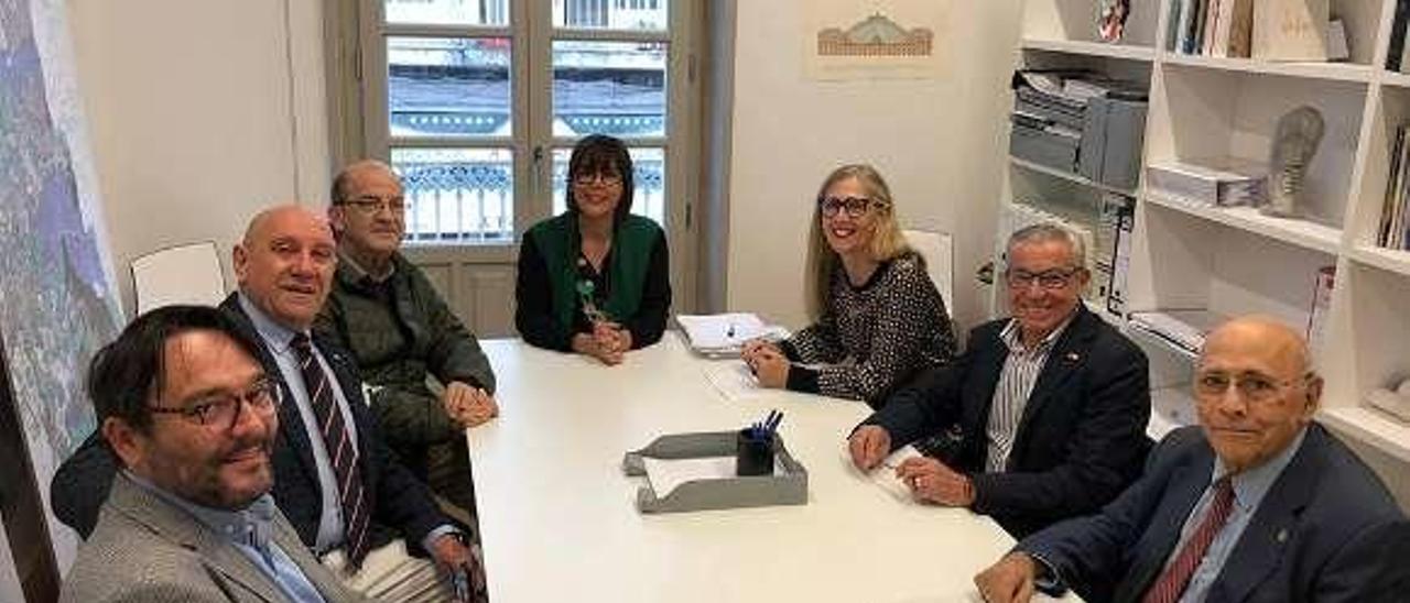 Sonia Ogando, ayer, con la directiva de la Asociación Centro. // FdV