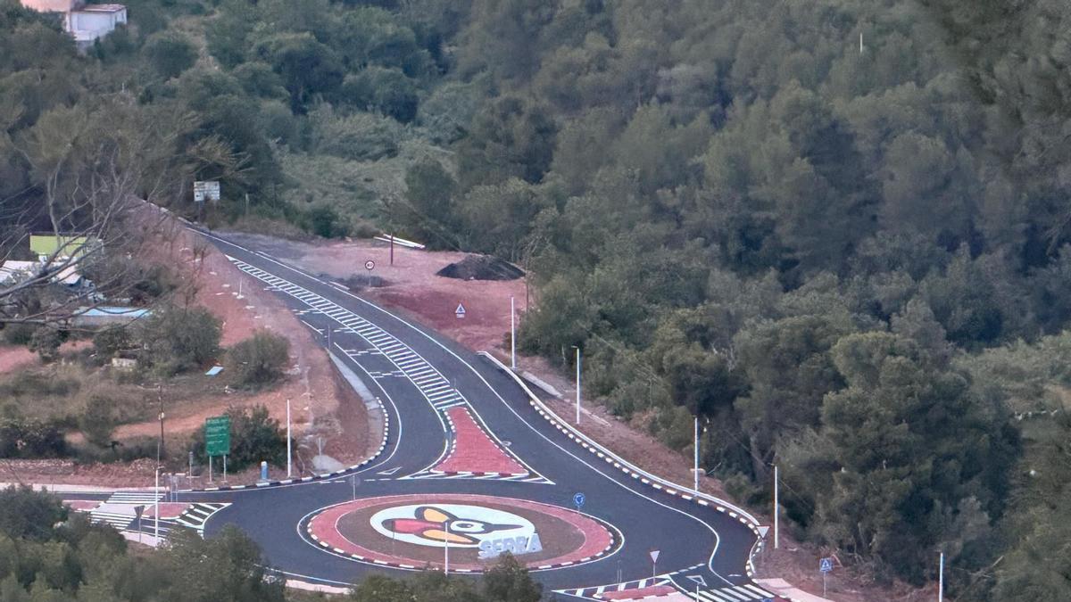Serra culmina la nueva rotonda del Siscar para reforzar la seguridad vial y ciclista.