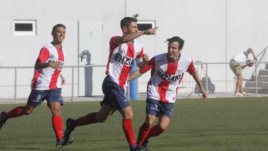 Mauro celebrando el primer gol de los que anotó el Alondras este domingo. // Santos Álvarez