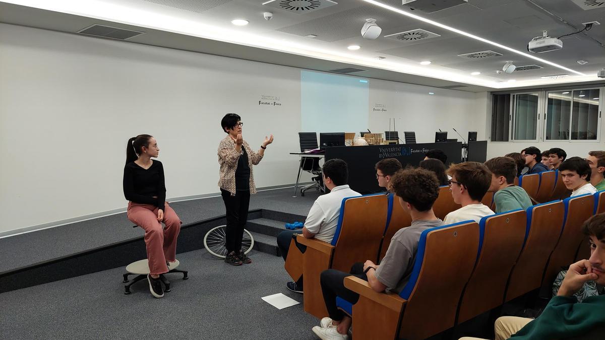 Chantal Ferrer durant una de les seues demostracions a classe. L-EMV