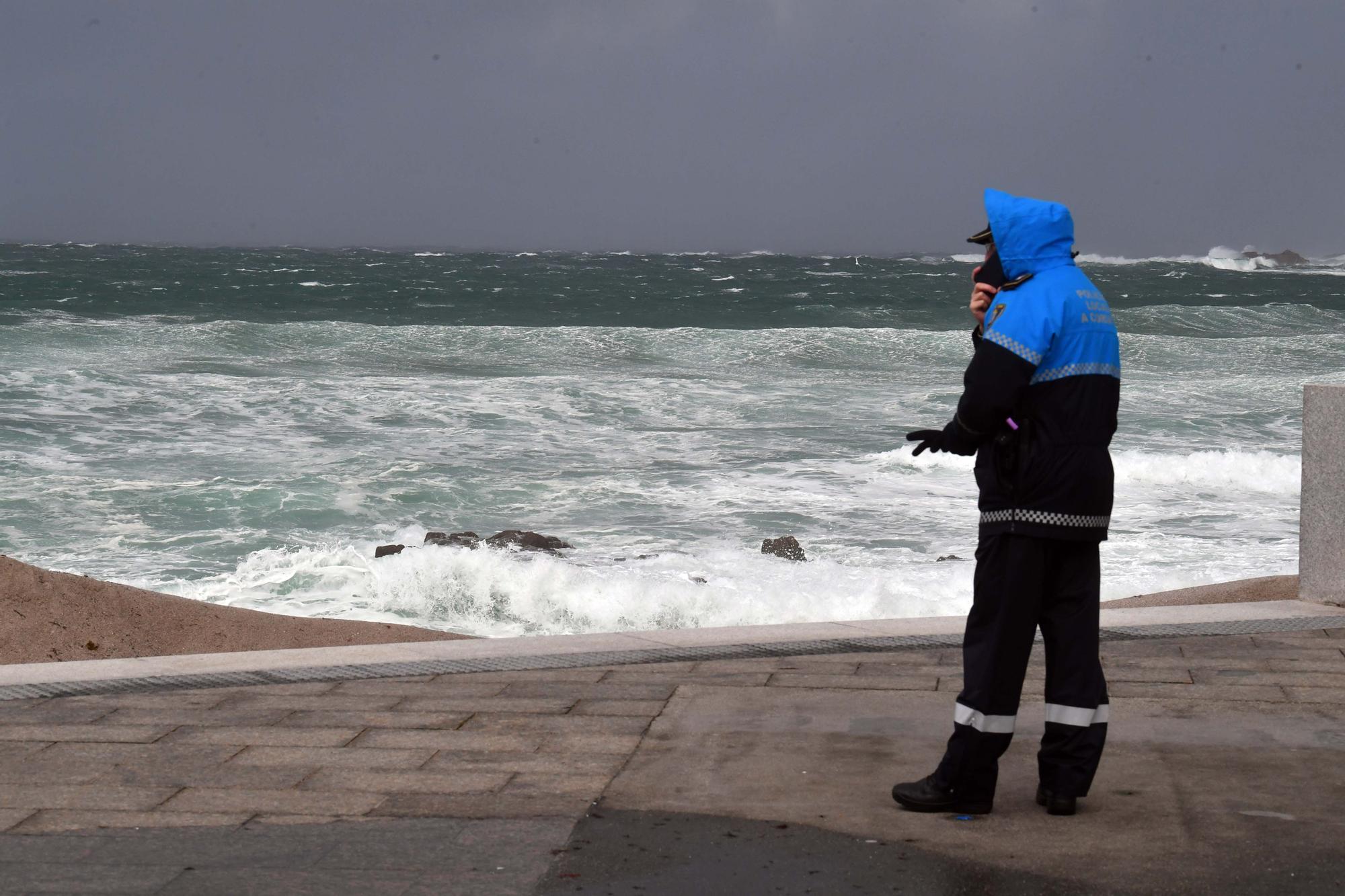 A Coruña en alerta roja: Temporal con fuerte oleaje en Riazor y rachas de más de 100 kilómetros por hora