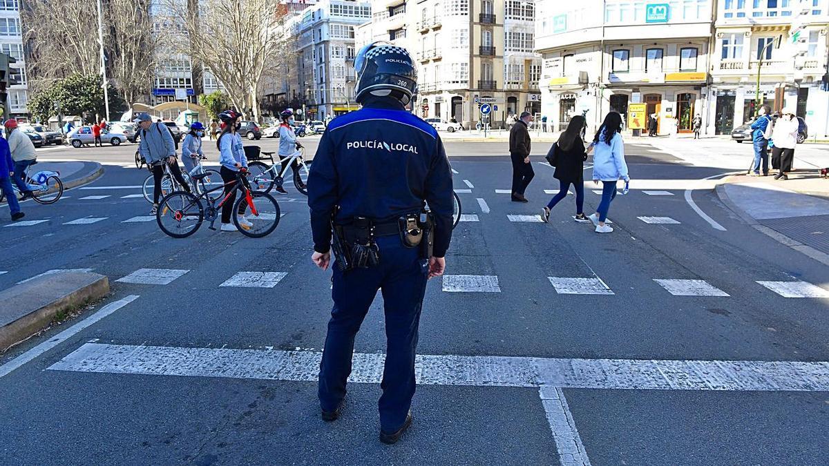 Un agente de la Policía Local, ayer, en la plaza de Ourense.   | // CARLOS PARDELLAS