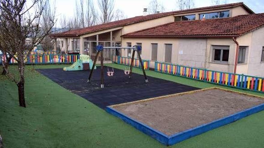 El remozado patio exterior de la escuela infantil de Valga. // FdV