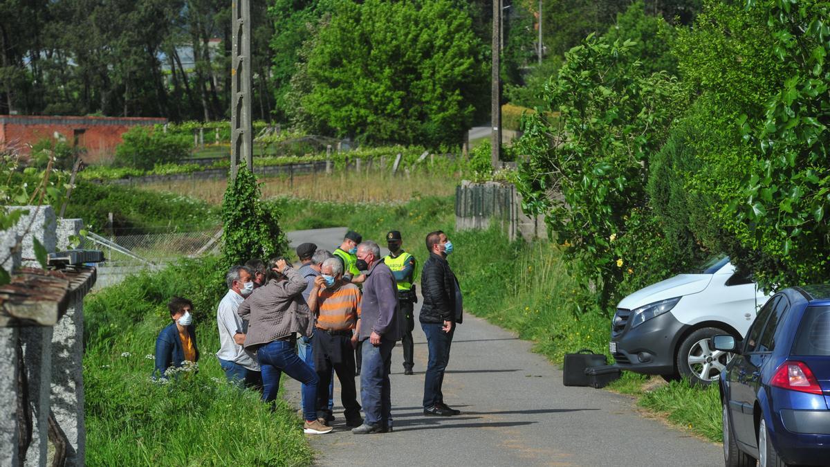 Vecinos de Rialdonio en las inmediaciones del lugar del siniestro