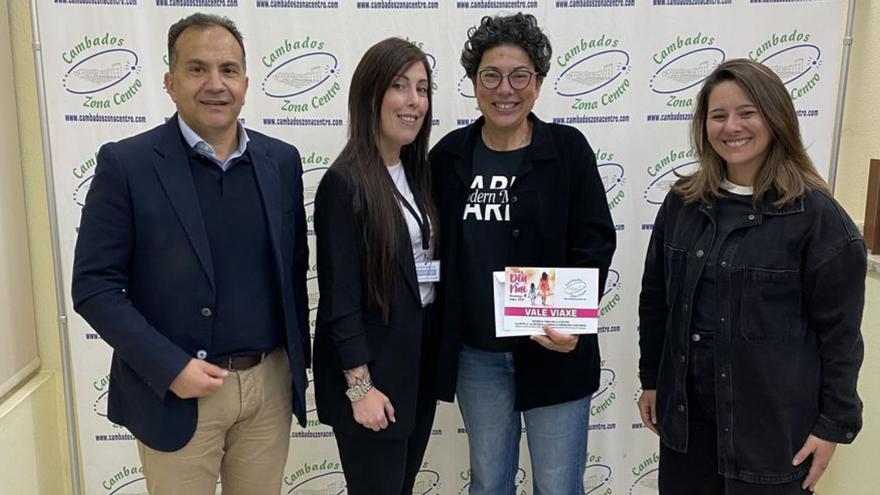 La ganadora con miembros de Zona Centro y la concejala. | FdV
